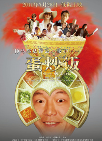 ”照片中，两人站在海边，姚晨身穿一套花朵连衣裙，白宇穿亮黄色短袖与白色短裤，对着镜头甜笑比耶，夏日气息十足。